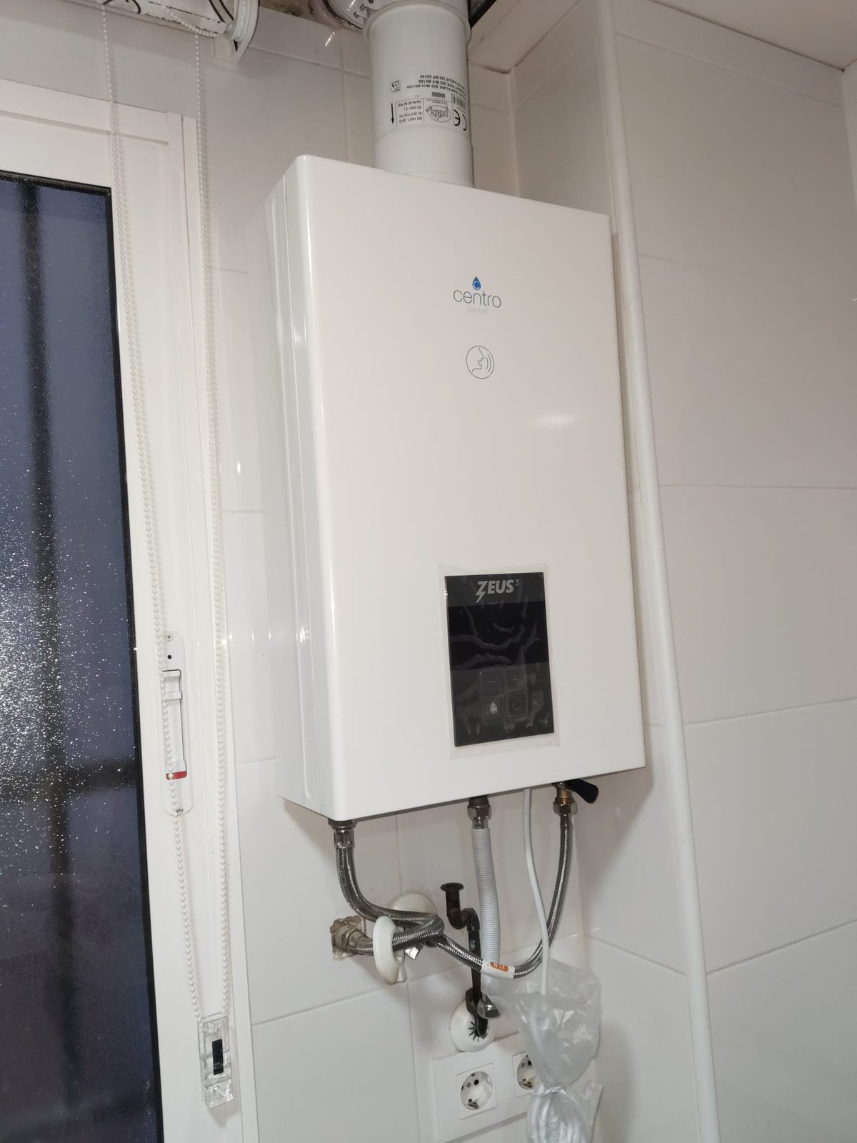 Instalación de calentador de gas Zeus 3 en vivienda particular