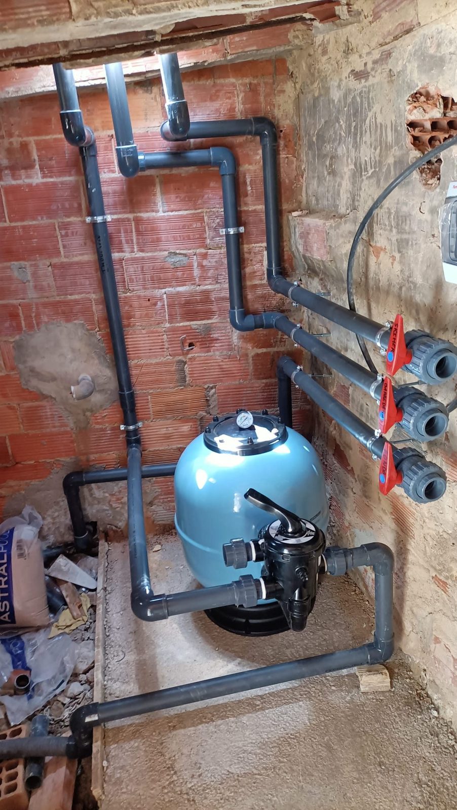 Instalación completa de depuradora de piscina con bomba, filtro y valvulería