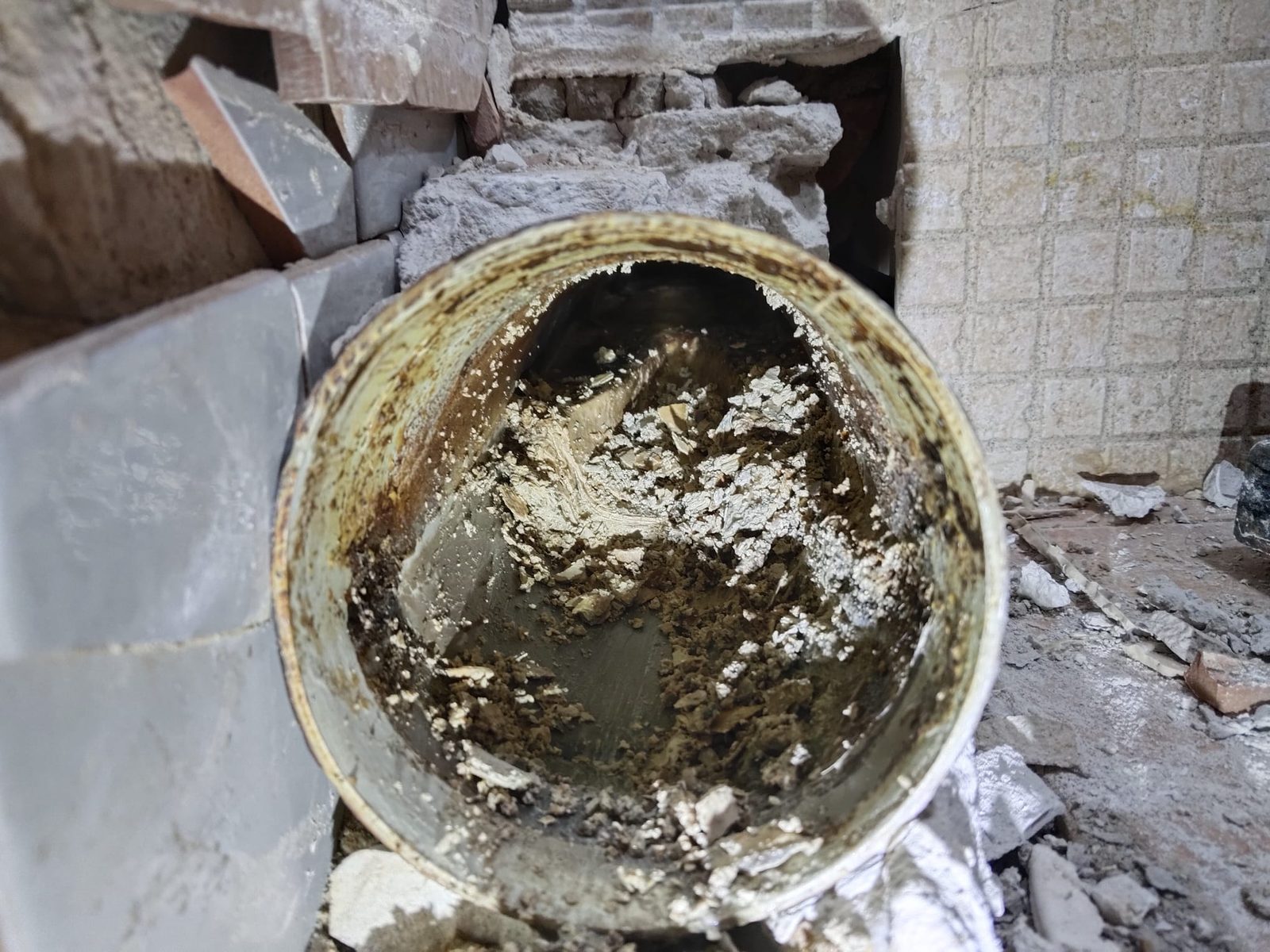 Tubería atascada antes del desatasco con hidrolimpiadora