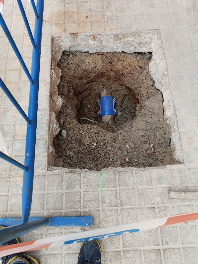 Localización y reparación de fuga de agua en red enterrada — Fontanería Giménez